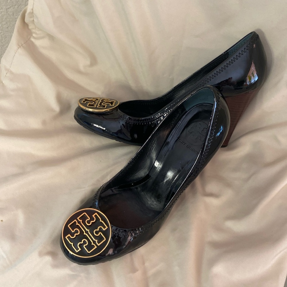 TORY BURCH SOPHIE
WEDGE Patent Leather
Wedge Heels size 9
